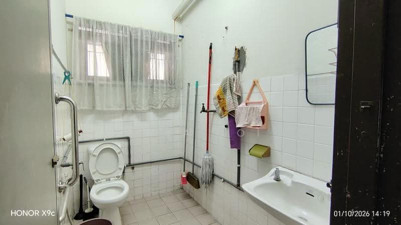Semi-Detached House for Sale in Taman Gembira (Klang) - Sara Ooi - Bathroom - PropertyGuru.com.my