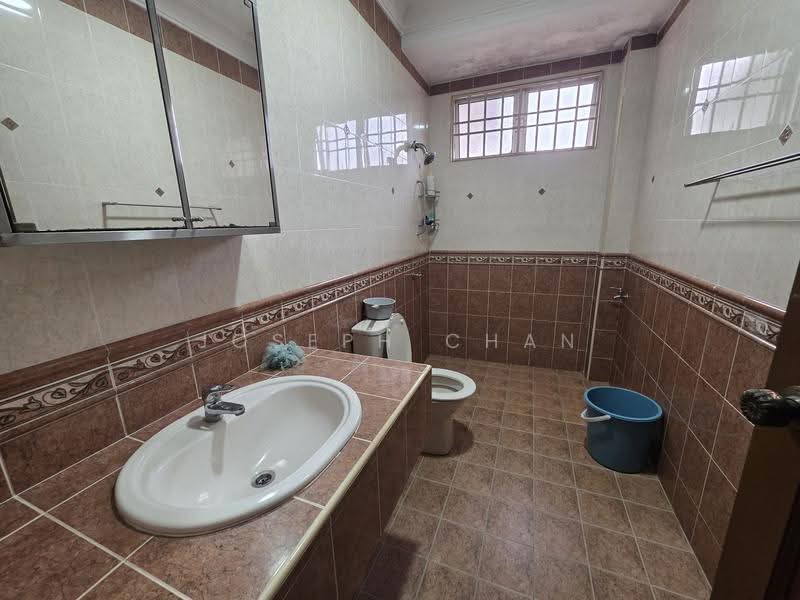 Rumah Berkembar untuk Dijual di Seksyen 9 (Shah Alam) - Joseph Chan - Bathroom - PropertyGuru.com.my