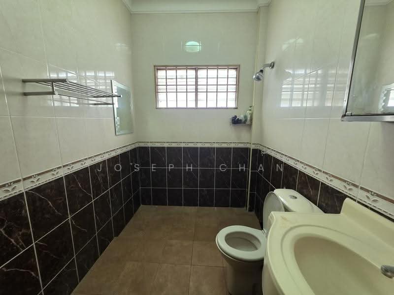 Rumah Berkembar untuk Dijual di Seksyen 9 (Shah Alam) - Joseph Chan - Bathroom - PropertyGuru.com.my