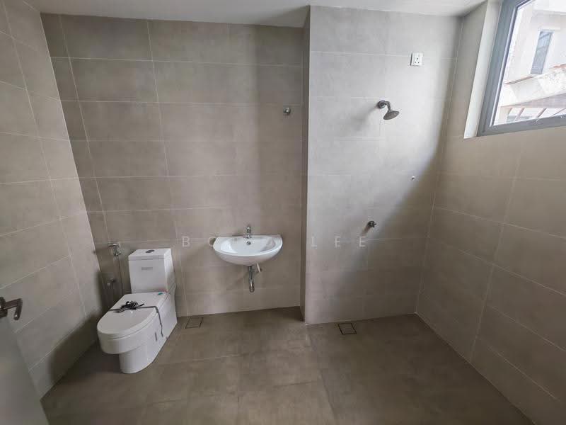 Rumah Berkembar untuk Dijual di Desa Petaling (Kuala Lumpur) - Bobo Lee - Bathroom - PropertyGuru.com.my