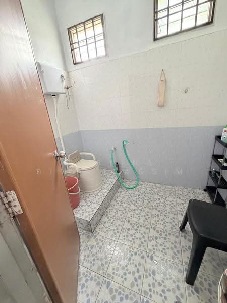 1-storey Terraced House for Sale in Permas Jaya (Johor) - Roslina Binti Kassim - Bathroom - PropertyGuru.com.my