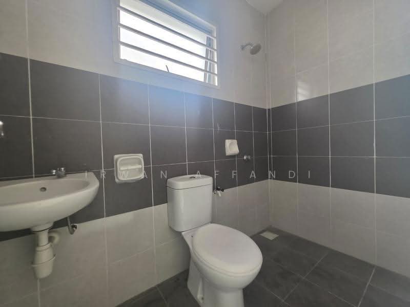 Rumah Kluster untuk Dijual di Bandar Saujana Putra (Tanjong Duabelas) - Irwan Affandi - Bathroom - PropertyGuru.com.my