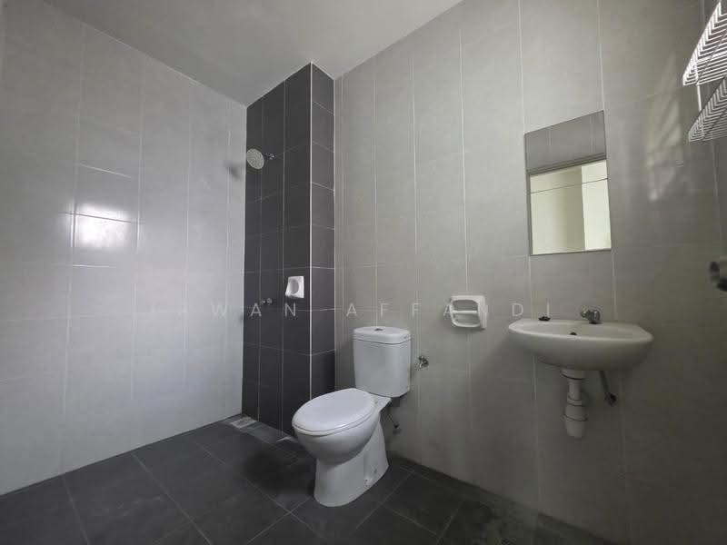 Rumah Kluster untuk Dijual di Bandar Saujana Putra (Tanjong Duabelas) - Irwan Affandi - Bathroom - PropertyGuru.com.my