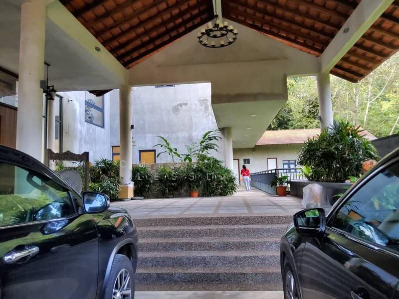 Rumah Banglo untuk Dijual di Bentong (Pahang) - Christina Lesslar - Car Porch - PropertyGuru.com.my