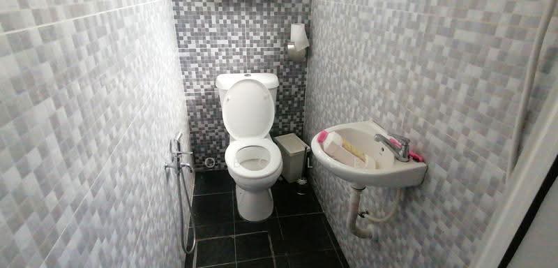 Rumah Berkembar untuk Dijual di Taman Overseas Union (Taman Oug) (Jalan Klang Lama (Old Klang Road)) - Bobo Lee - Bathroom - PropertyGuru.com.my
