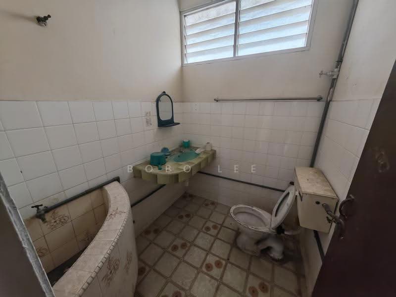 Semi-Detached House for Sale in Taman Overseas Union (Taman Oug) (Jalan Klang Lama (Old Klang Road)) - Bobo Lee - Bathroom - PropertyGuru.com.my