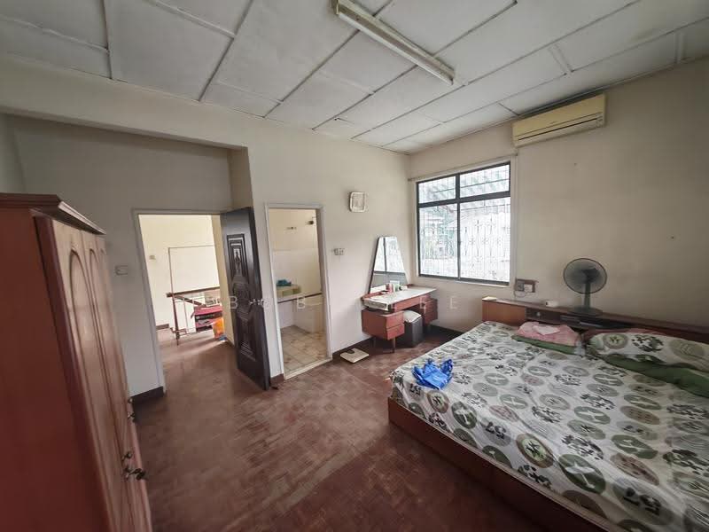 Semi-Detached House for Sale in Taman Overseas Union (Taman Oug) (Jalan Klang Lama (Old Klang Road)) - Bobo Lee - Bedroom - PropertyGuru.com.my