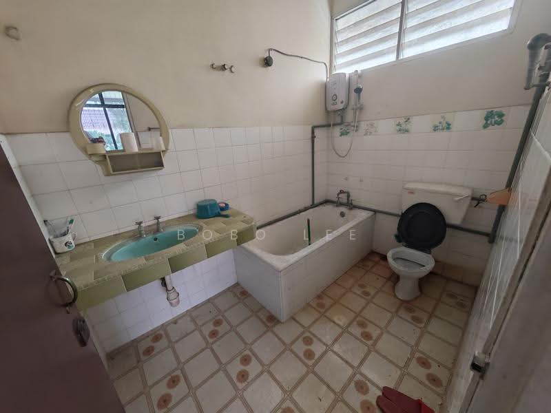 Semi-Detached House for Sale in Taman Overseas Union (Taman Oug) (Jalan Klang Lama (Old Klang Road)) - Bobo Lee - Bathroom - PropertyGuru.com.my