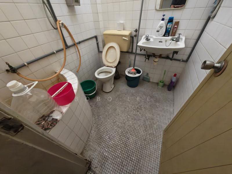 Rumah Teres 2-Tingkat untuk Dijual di Taman Overseas Union (Taman Oug) (Jalan Klang Lama (Old Klang Road)) - Bobo Lee - Bathroom - PropertyGuru.com.my