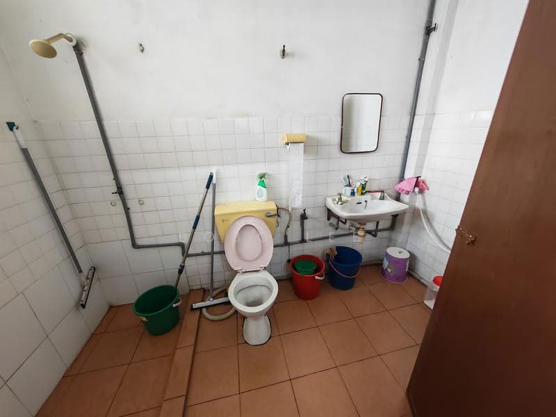 Rumah Teres 2-Tingkat untuk Dijual di Taman Overseas Union (Taman Oug) (Jalan Klang Lama (Old Klang Road)) - Bobo Lee - Bathroom - PropertyGuru.com.my