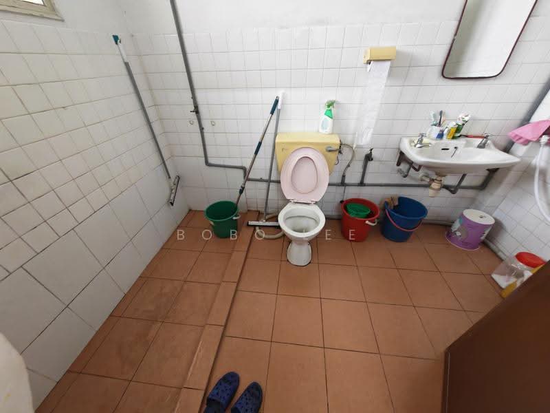 Rumah Teres 2-Tingkat untuk Dijual di Taman Overseas Union (Taman Oug) (Jalan Klang Lama (Old Klang Road)) - Bobo Lee - Bathroom - PropertyGuru.com.my