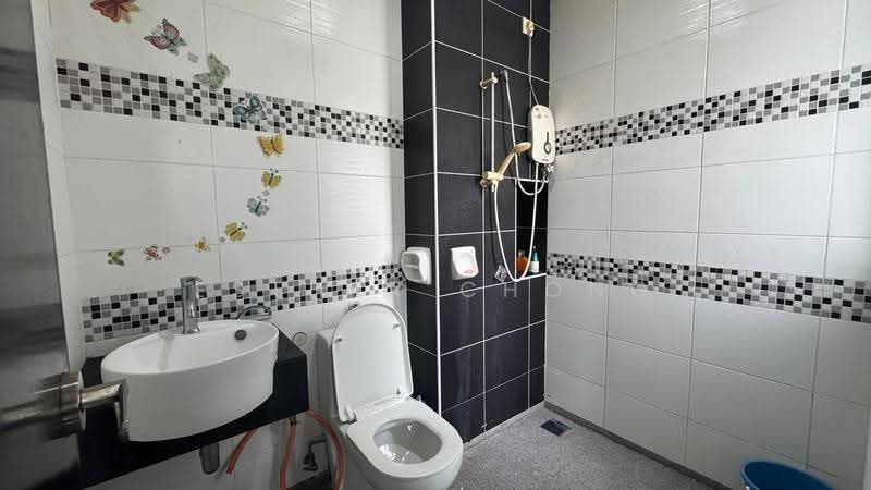 Kediaman Servis untuk Dijual di Sky View - Esther Chong - Bathroom - PropertyGuru.com.my
