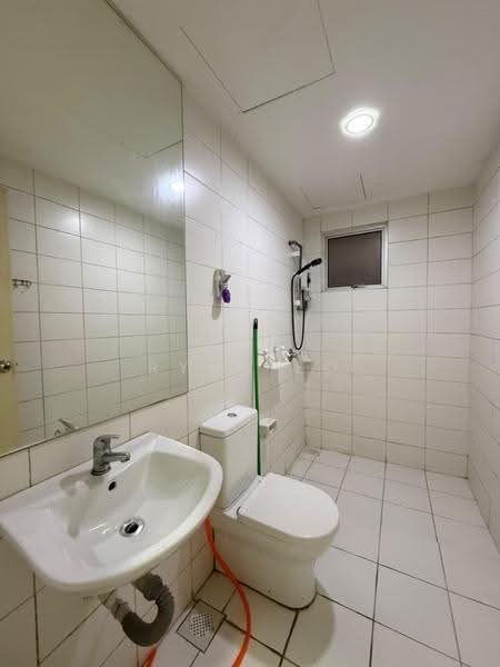 Kediaman Servis untuk Dijual di Greenfield Regency - Ryan Eo - Bathroom - PropertyGuru.com.my