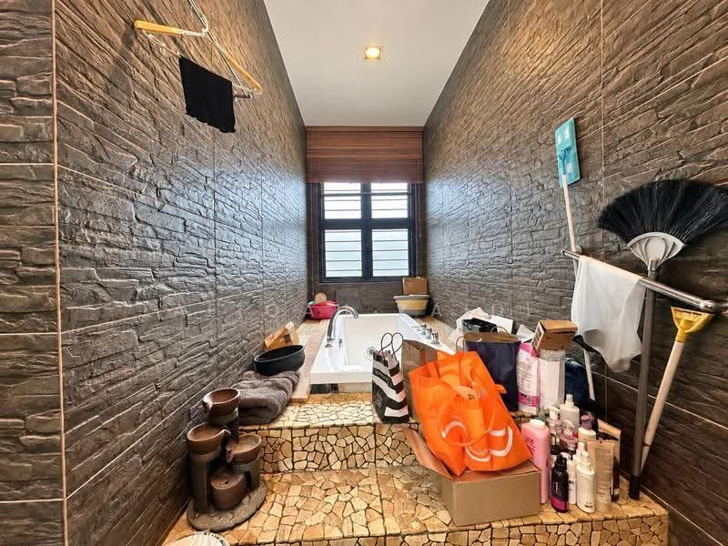 Cluster House for Sale in Batu 9 (Cheras) - Afiqah zaidi - Bathroom - PropertyGuru.com.my