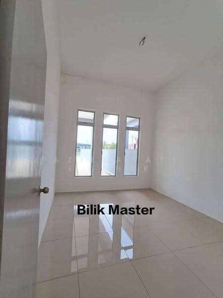 Semi-Detached House for Sale in Kuantan (Pahang) - Fazielawatie Ishak - Master Bedroom - PropertyGuru.com.my