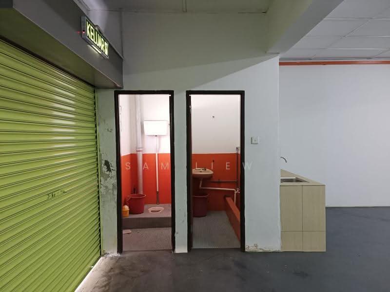Pejabat untuk Disewa di Taman Serdang Jaya (Seri Kembangan) - Sam Liew - Bathroom - PropertyGuru.com.my