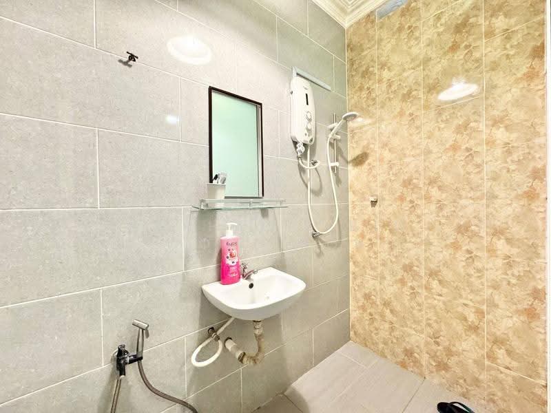 Semi-Detached House for Sale in Bandar Putra Permai (Seri Kembangan) - Norhafiz Bin Mohd Nor - Bathroom - PropertyGuru.com.my
