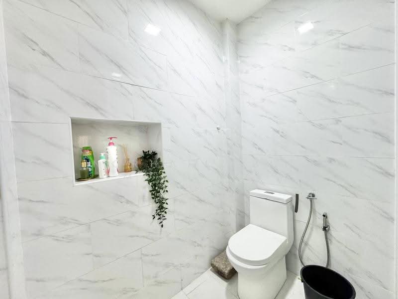 Semi-Detached House for Sale in Bandar Putra Permai (Seri Kembangan) - Norhafiz Bin Mohd Nor - Bathroom - PropertyGuru.com.my