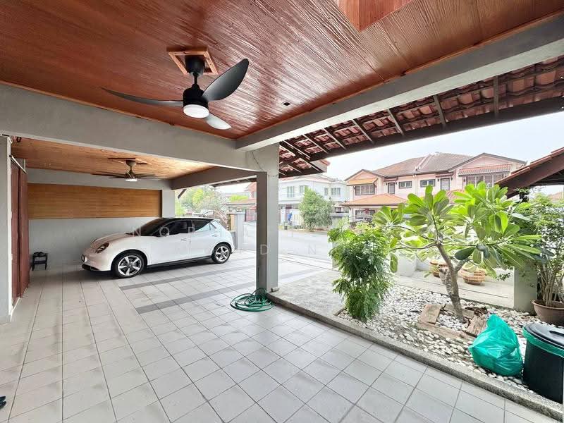 Semi-Detached House for Sale in Bandar Putra Permai (Seri Kembangan) - Norhafiz Bin Mohd Nor - Car Park - PropertyGuru.com.my