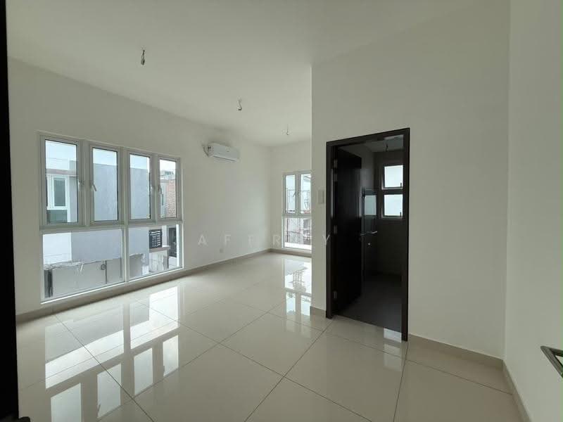 Rumah Berkembar untuk Dijual di Taman Ponderosa (Johor Bahru) - Jaffrey . - Living Room - PropertyGuru.com.my