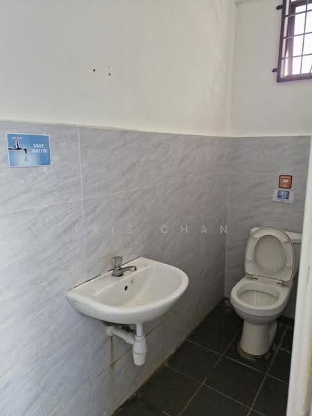 Shop / Office for Rent in Taman Sri Endah (Sri Petaling) - Pris Chan - Bathroom - PropertyGuru.com.my