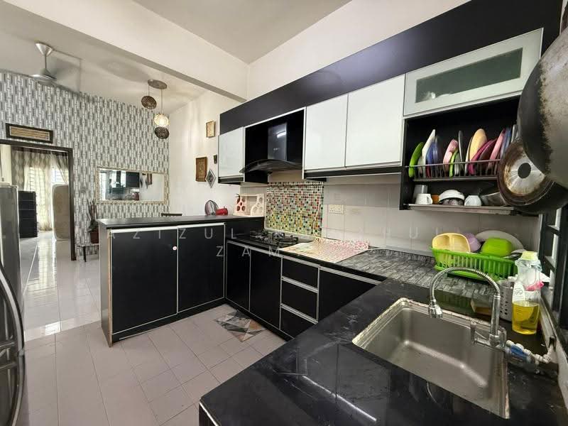 Townhouse for Sale in Taman Tropika 2 (Kajang) - Azizul Kamarul Zaman - Kitchen - PropertyGuru.com.my