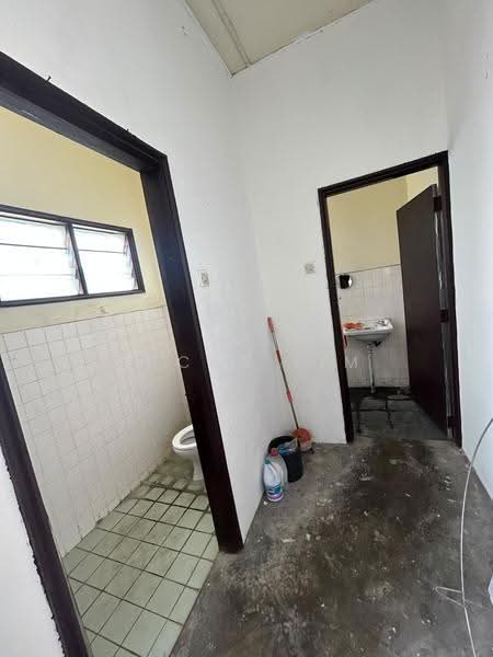 Shop / Office for Sale in Taman Ehsan (Kepong) - Lucas Lim - Bathroom - PropertyGuru.com.my