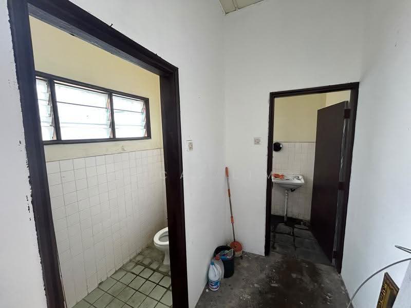 Shop / Office for Sale in Taman Ehsan (Kepong) - Lucas Lim - Bathroom - PropertyGuru.com.my