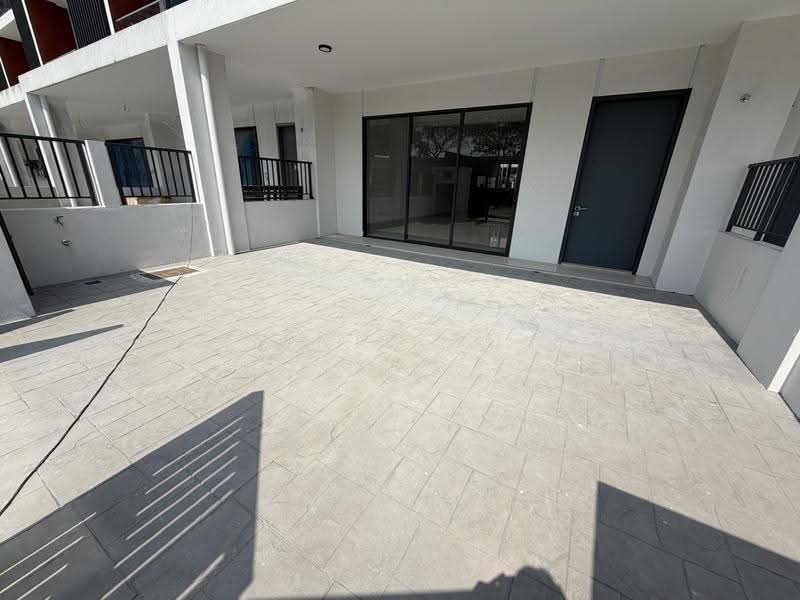 3-storey Terraced House for Sale in Taman Puchong Intan (Puchong) - Ginie Gui - Car porch - PropertyGuru.com.my