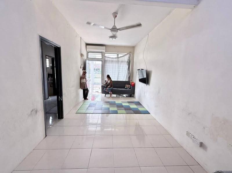 1-storey Terraced House for Sale in Bandar Saujana Putra (Tanjong Duabelas) - Wan Azlan Ahmad - Living Room - PropertyGuru.com.my