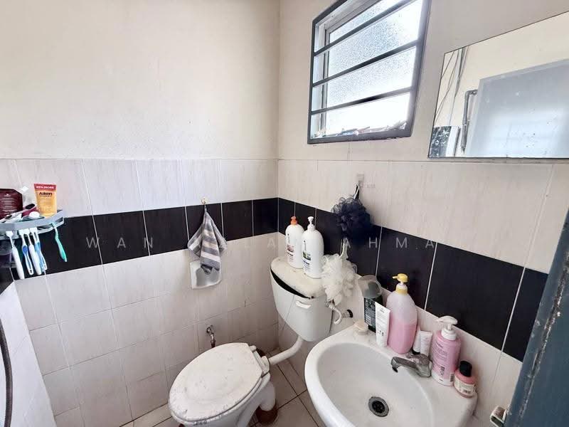 1-storey Terraced House for Sale in Bandar Saujana Putra (Tanjong Duabelas) - Wan Azlan Ahmad - Bathroom - PropertyGuru.com.my