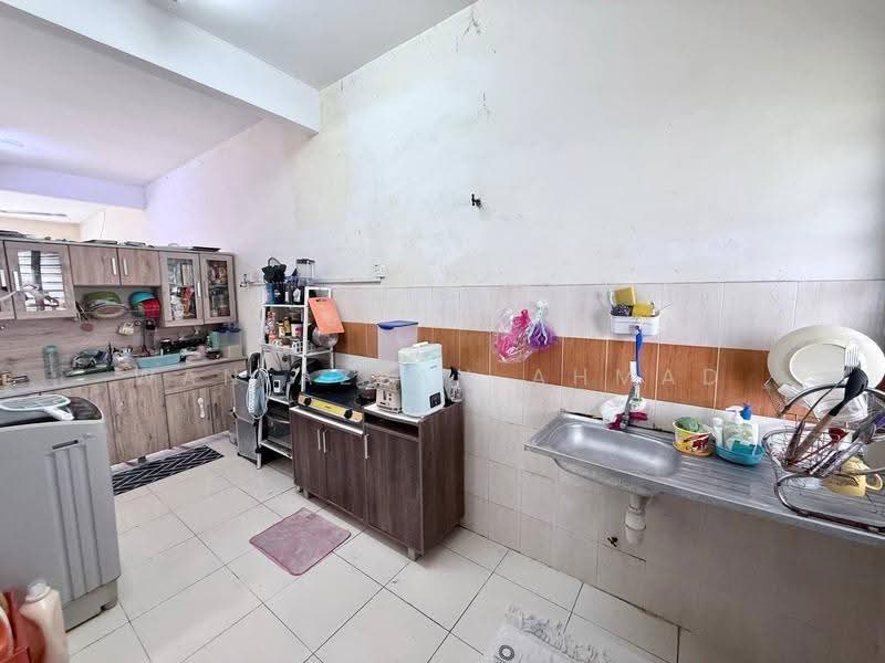 1-storey Terraced House for Sale in Bandar Saujana Putra (Tanjong Duabelas) - Wan Azlan Ahmad - Kitchen - PropertyGuru.com.my