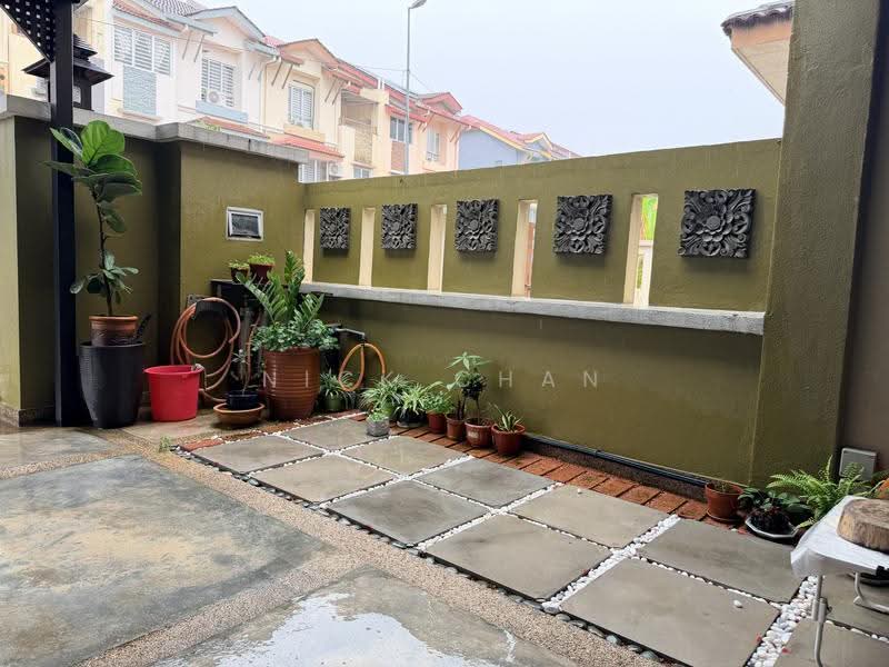 2.5-storey Terraced House for Sale in Bandar Putra Permai (Seri Kembangan) - Nick Chan - Exterior - PropertyGuru.com.my