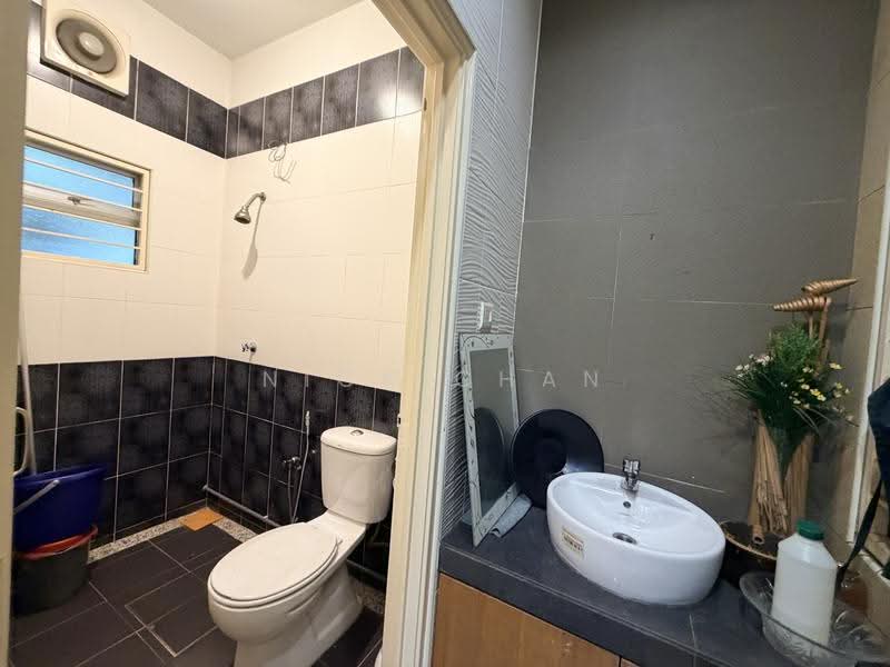 2.5-storey Terraced House for Sale in Bandar Putra Permai (Seri Kembangan) - Nick Chan - Bathroom - PropertyGuru.com.my