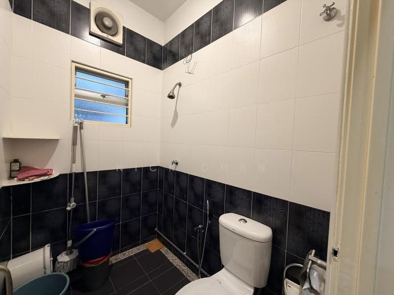 2.5-storey Terraced House for Sale in Bandar Putra Permai (Seri Kembangan) - Nick Chan - Bathroom - PropertyGuru.com.my