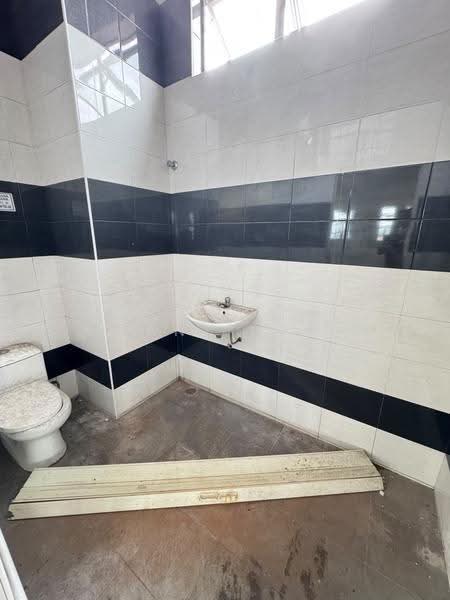 Kedai / Pejabat untuk Disewa di Seri Kembangan (Selangor) - Hanz Low - Bathroom - PropertyGuru.com.my