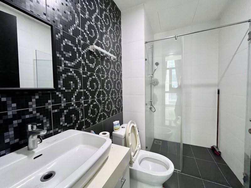 Kediaman Servis untuk Dijual di Wave @ Marina Cove - Alex How - Bathroom - PropertyGuru.com.my