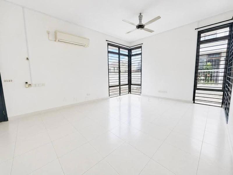 Rumah Kluster untuk Dijual di Setia Tropika (Johor Bahru) - Andrew Teo - Living Room - PropertyGuru.com.my
