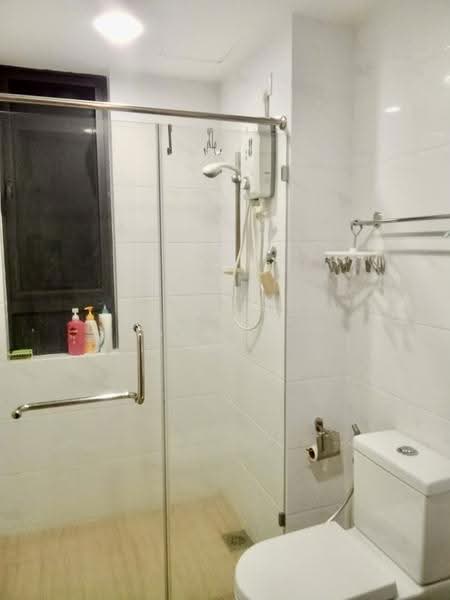 Kediaman Servis untuk Dijual di Country Garden Central Park - Janice . - Bathroom - PropertyGuru.com.my