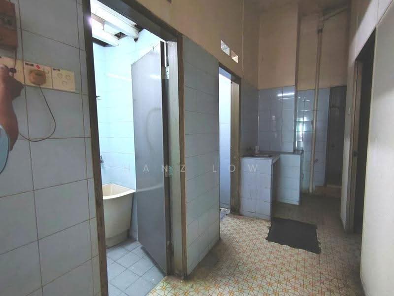 Shop / Office for Rent in Cheras (Kuala Lumpur) - Hanz Low - Bathroom - PropertyGuru.com.my