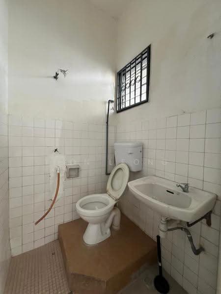 Rumah Teres 2-Tingkat untuk Disewa di Seksyen 24 (Shah Alam) - Leon Leong - Bathroom - PropertyGuru.com.my