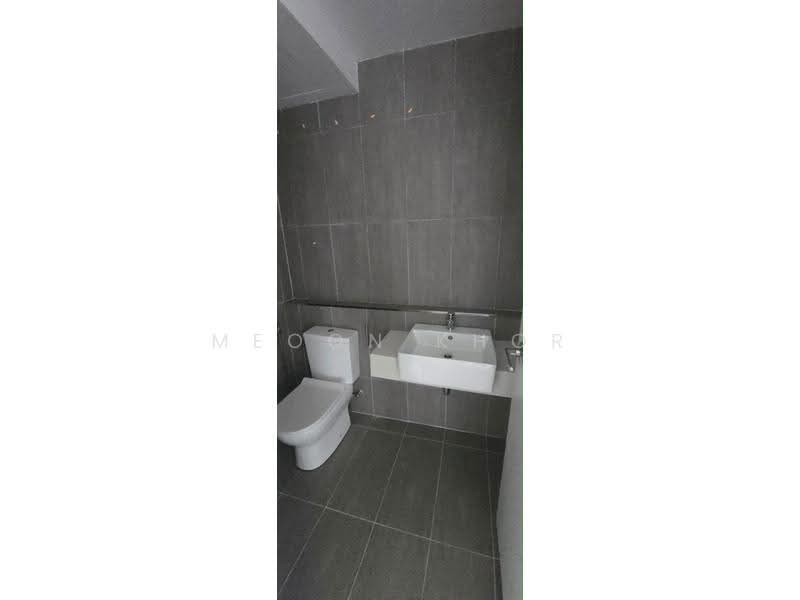 Kediaman Servis untuk Dijual di The Pulse Residence - Meoon Khor - Bathroom - PropertyGuru.com.my