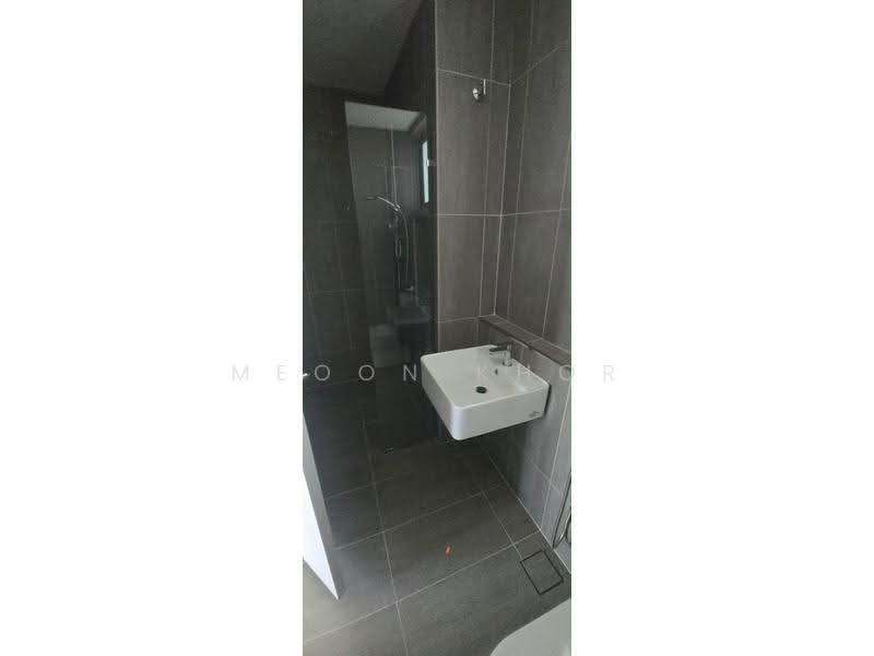 Kediaman Servis untuk Dijual di The Pulse Residence - Meoon Khor - Bathroom - PropertyGuru.com.my