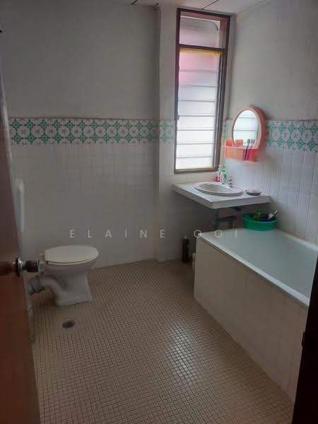 Rumah Teres 2-Tingkat untuk Dijual di Taman Lau Geok Swee (Ayer Itam) - Elaine Ooi - Bathroom - PropertyGuru.com.my