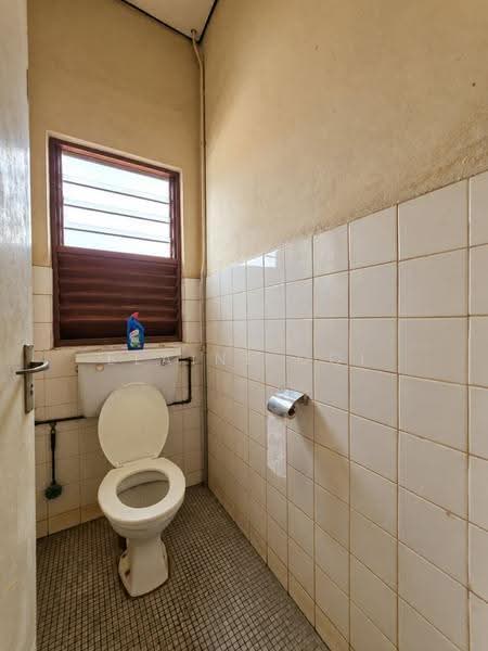 Semi-Detached House for Rent in Taman Guan Joo Seng (Jelutong) - Elaine Ooi - Bathroom - PropertyGuru.com.my