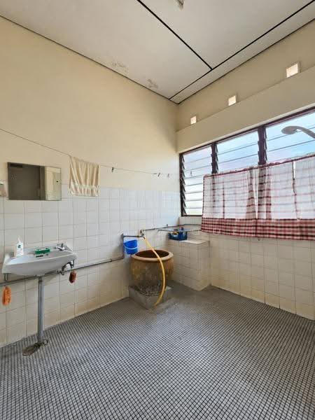 Semi-Detached House for Rent in Taman Guan Joo Seng (Jelutong) - Elaine Ooi - Bathroom - PropertyGuru.com.my