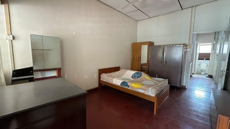 Semi-Detached House for Rent in Taman Guan Joo Seng (Jelutong) - Elaine Ooi - Bedroom - PropertyGuru.com.my