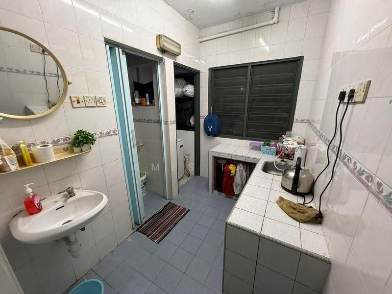 Apartment for Sale at Teratai Mewah Apartment Block 4 & 6 - James Tan - Bathroom - PropertyGuru.com.my