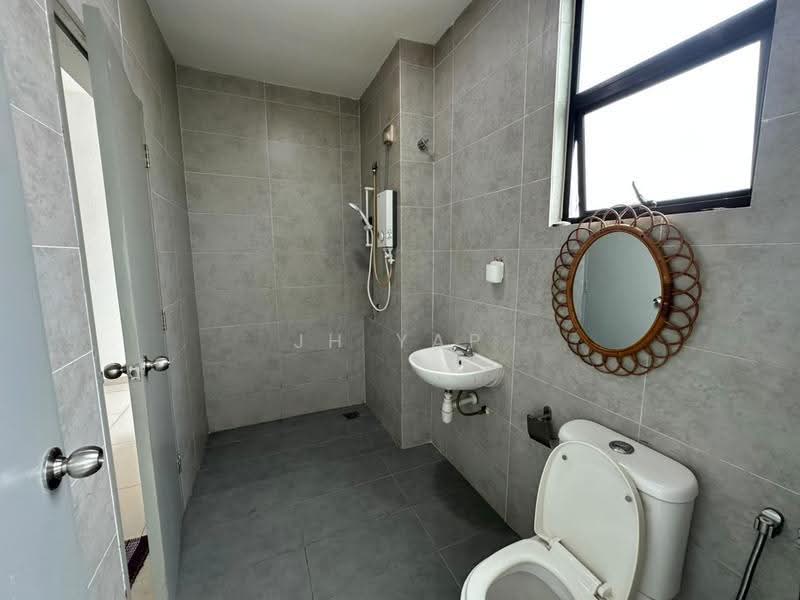 Rumah Teres 2-Tingkat untuk Disewa di Bandar Putra Kulai (Kulai) - JH Yap - Bathroom - PropertyGuru.com.my
