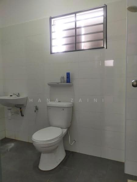 Rumah Teres 2-Tingkat untuk Disewa di Seremban 2 (Negeri Sembilan) - Hana Zaini - Bathroom - PropertyGuru.com.my
